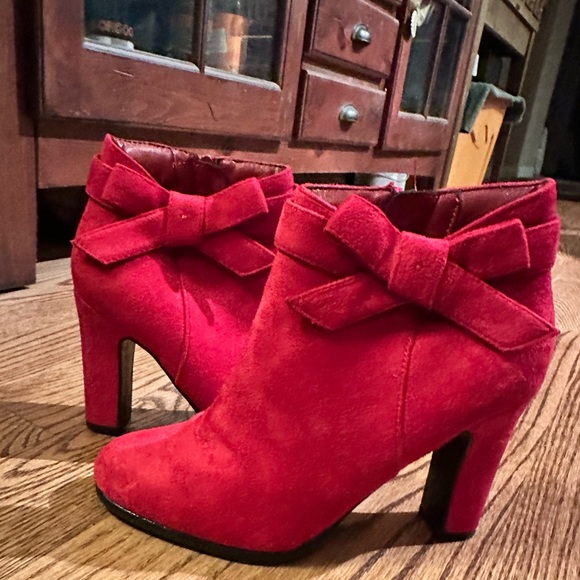 EUC! Cherry Perfect Holiday Red Bow Ankle Booties. By Impo. Size 6 - Picture 2 of 12